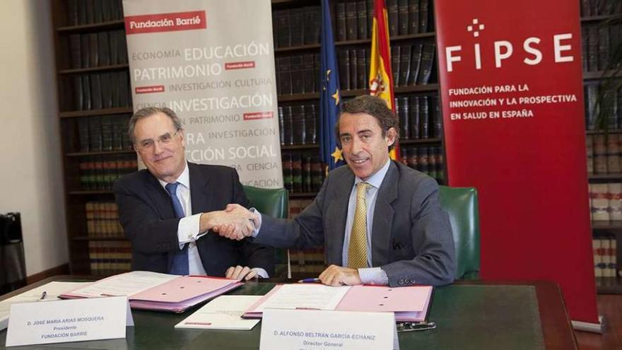 José María Arias y Alfonso Beltrán tras la firma del convenio, ayer.