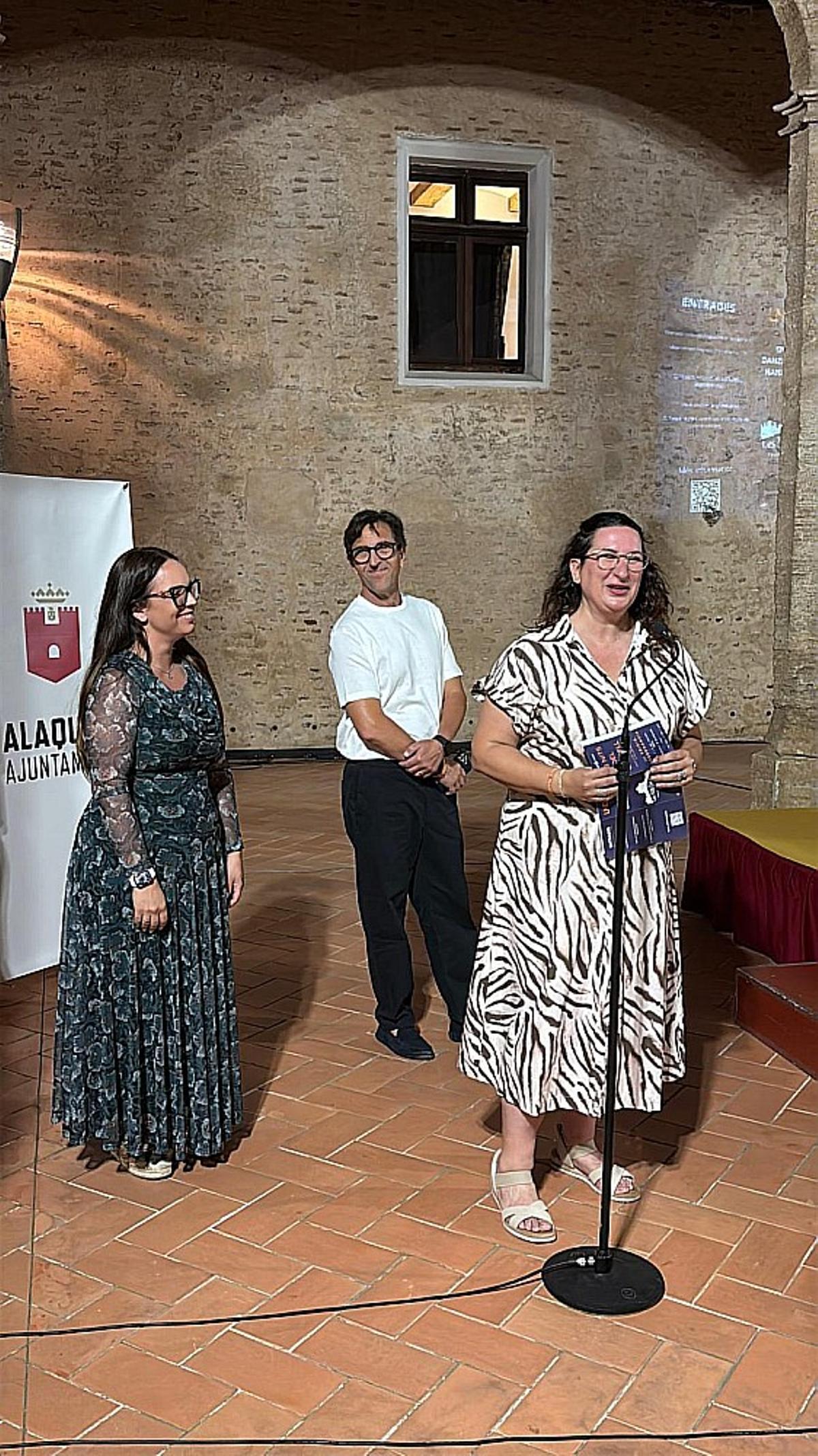 Intervención de la edila de Cultura, Marta Murciano, junto a Claudia Alós, de Comart Culture Management, y Maxi, de Caixa Popular.