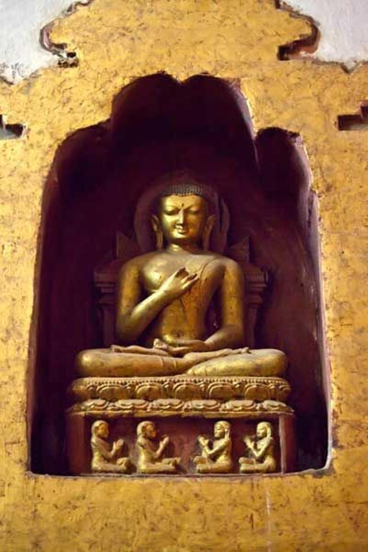 Buda en el interior del Templo Ananda, en Bagan.