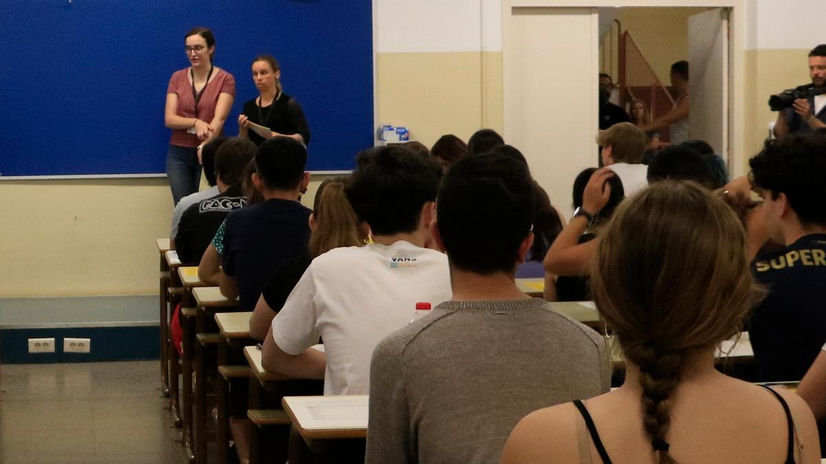 Estudiants a punt de començar les proves d'accés a la universitat (PAU) -la selectivitat- en una aula de la Facultat de Biologia de la UB.