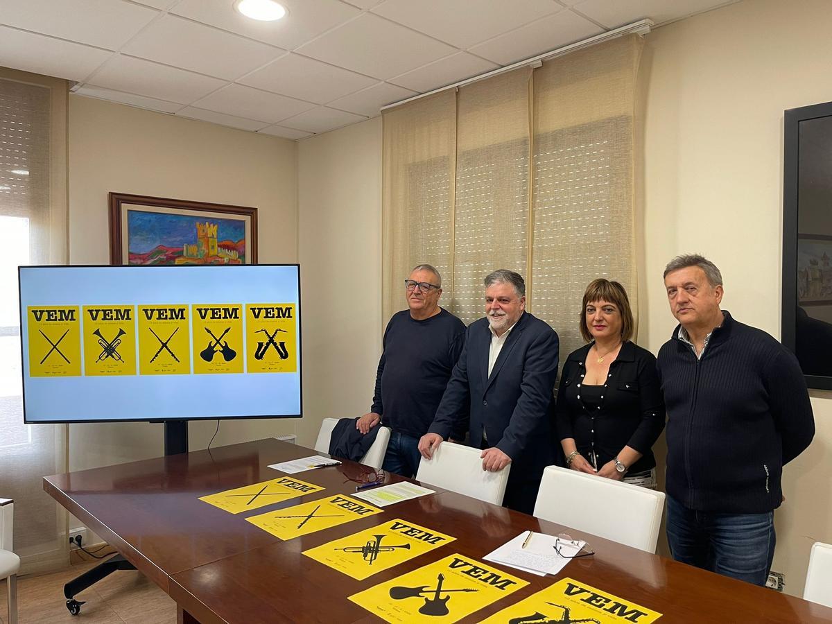 El alcalde de Villena junto a la concejala de Cultura y los patrocinadores del VEM.