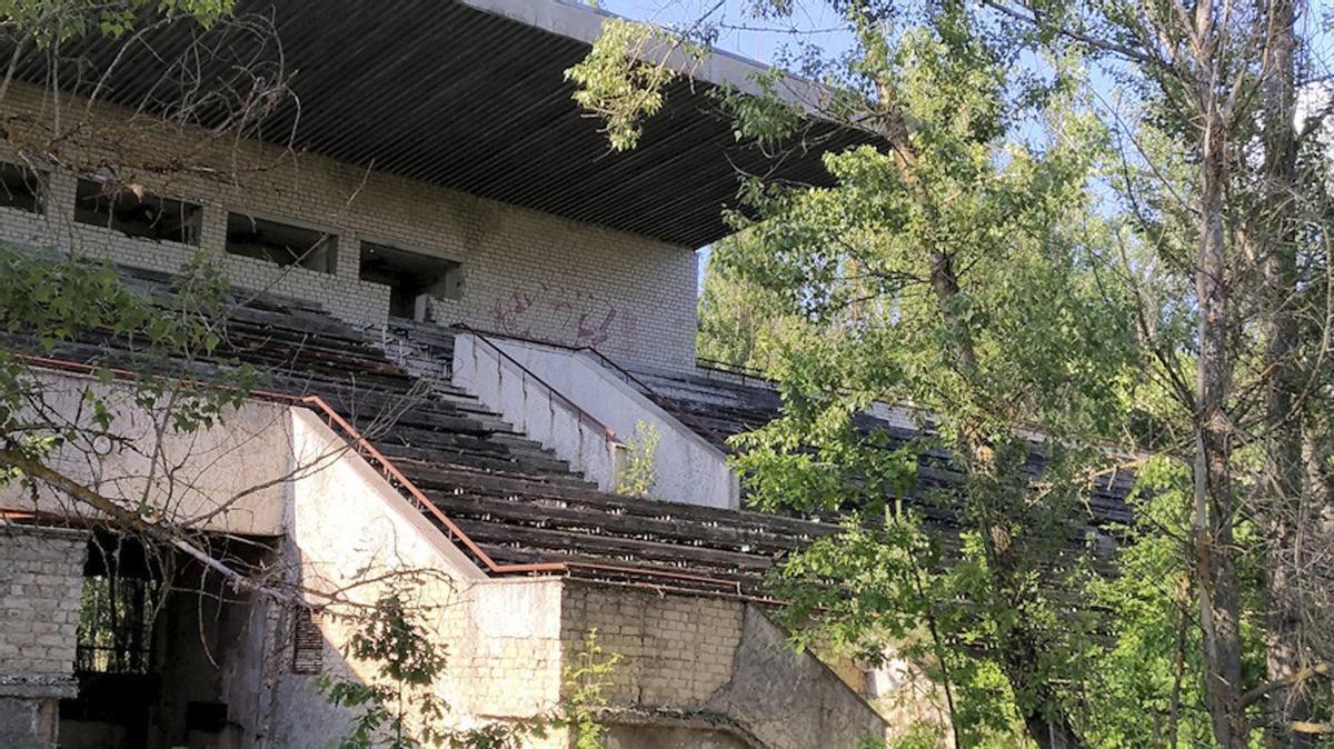 L’estadi de futbol de Prípiat, abandonat. | STEPHEN J. MASON / WIKICOMMONS