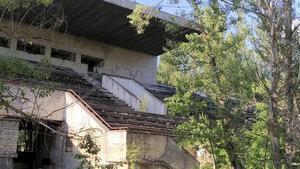 L’estadi de futbol de Prípiat, abandonat. | STEPHEN J. MASON / WIKICOMMONS
