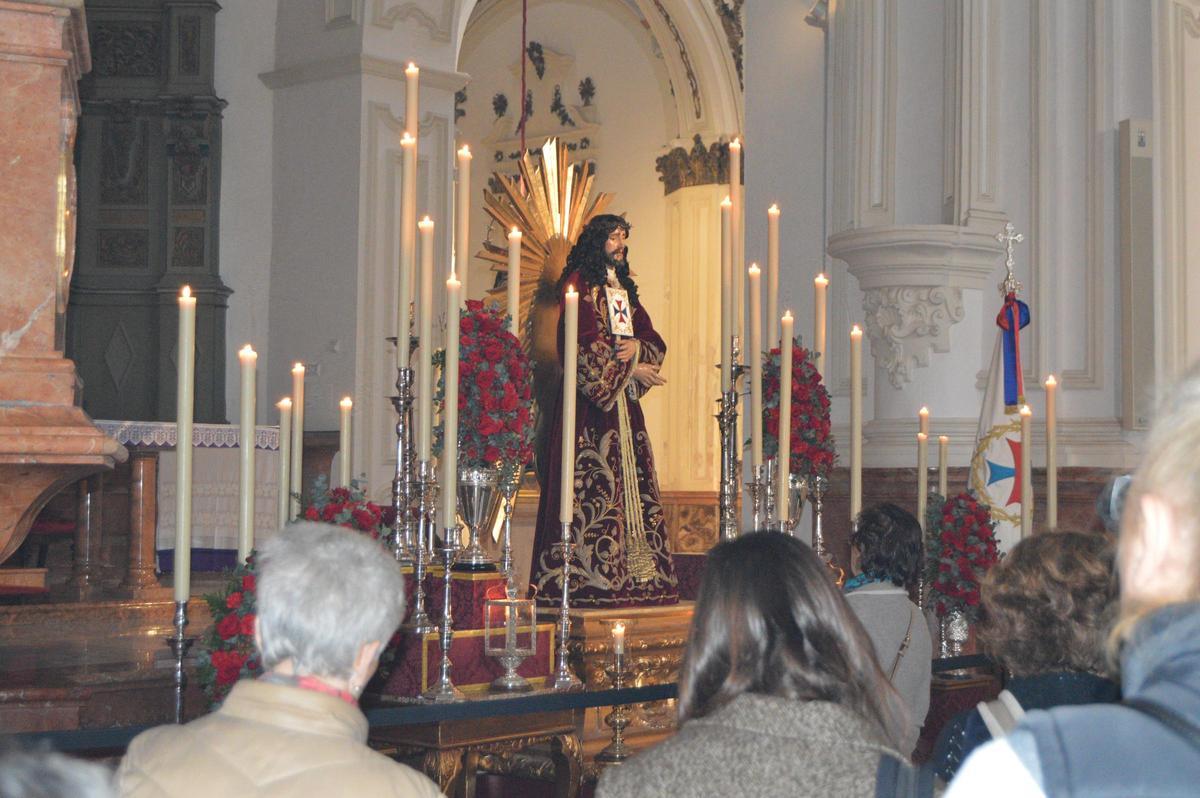 "Siempre se cumple uno": la fe de las tres monedas en el Cristo de Medinaceli
