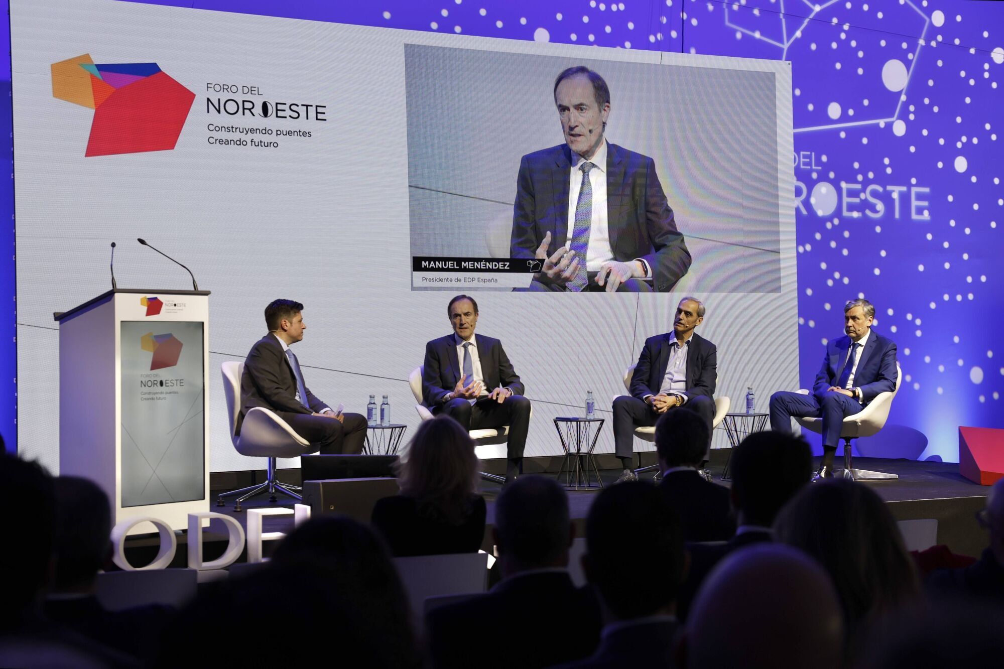 Eloy Méndez, redactor jefe de La Nueva España,  modera la mesa redonda "Innovación y conectividad para competir" con Antonio Agrassar, de Plexus Tech, Jacobo Cosmen, presidente de Alsa, y Manuel Menéndez, de EDP España.
