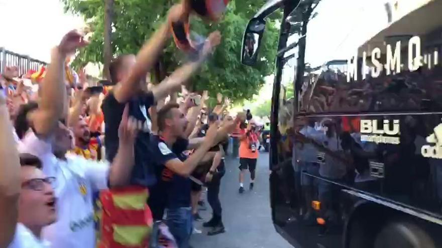 Impresionante: Llegada del autobús del Valencia CF al Benito Villamarín