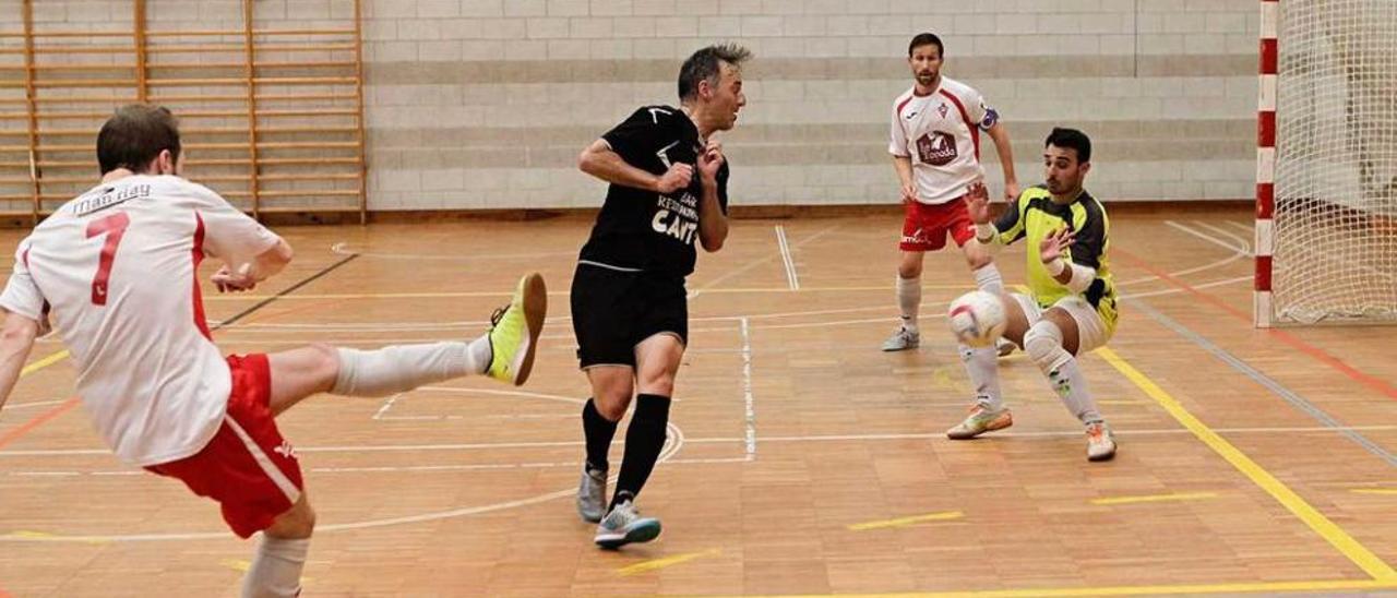 Un jugador de La Tonada chuta a portería.