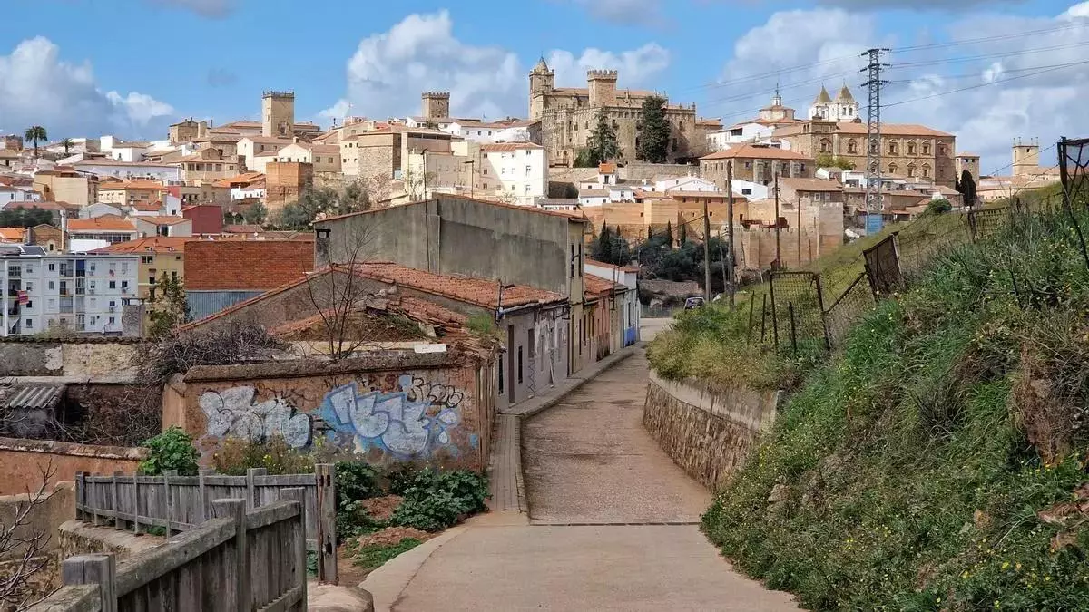 Comienzan las demoliciones del Alto de Fuente Fría de Cáceres con tres desalojos pendientes
