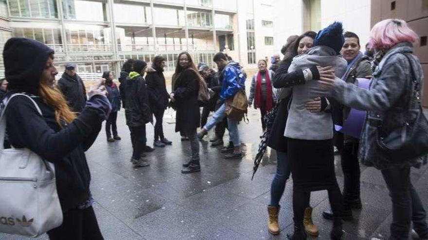 Lirian R.R. recibe el apoyo de un grupo de mujeres antes del juicio.