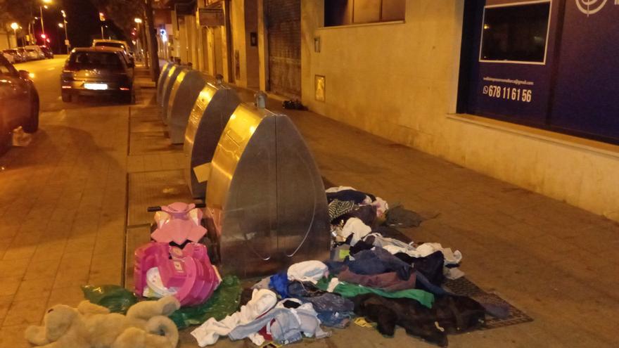 Denuncian que tiran la basura fuera de los contenedores en Palma