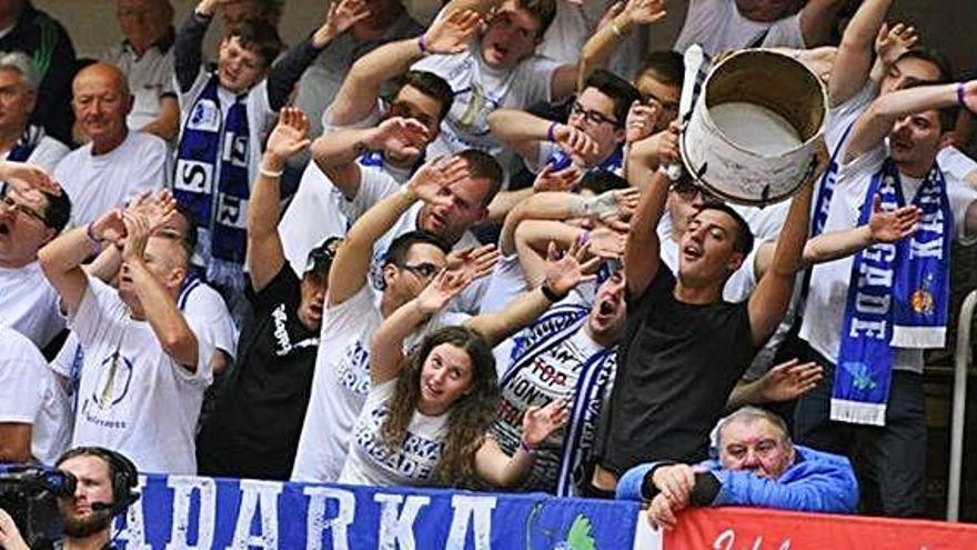 L&#039;afició del Szekszard, en un partit d&#039;Eurocup.