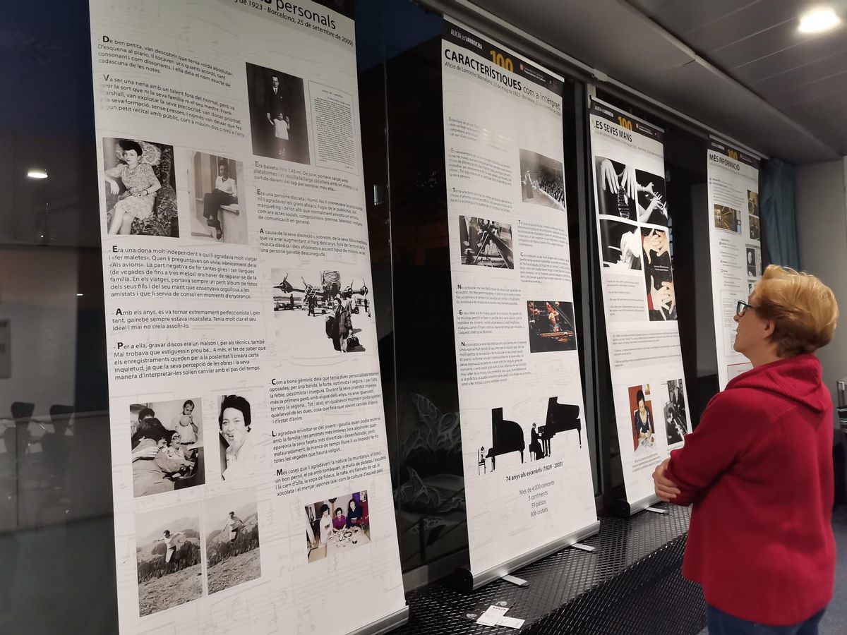 Detalls de l'exposició sobre Alícia de Larrocha a la biblioteca de Figueres.