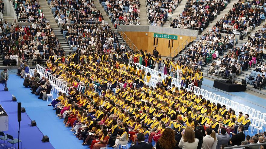 Los futuros médicos celebran su graduación por todo lo alto en Santiago