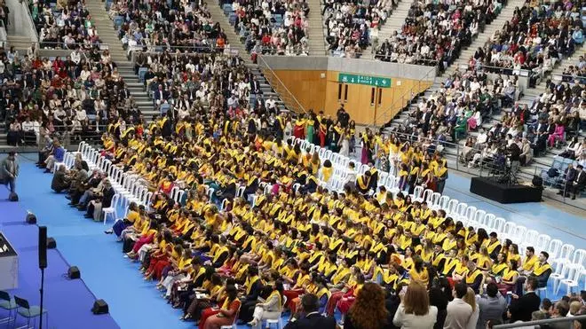 Los futuros médicos celebran su graduación por todo lo alto en Santiago