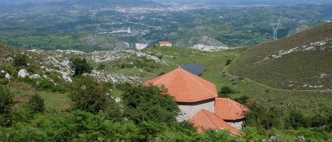 Las dos capillas del Monsacro, con Oviedo al fondo.