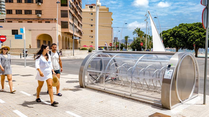 Cápsulas futuristas para aparcar la bici en Benidorm: ¿cómo funcionan?