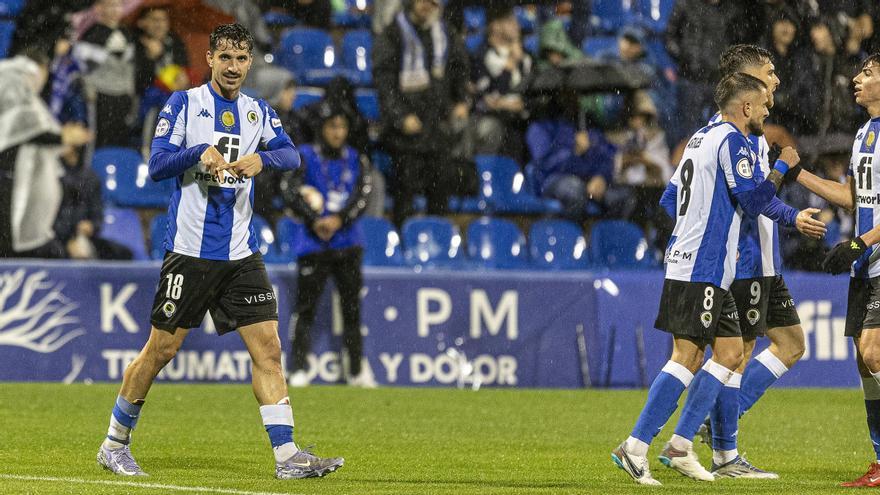 Oriol Soldevila hace una celebración con las manos tras marcar un gol bajo la lluvia, en el Rico Pérez.
