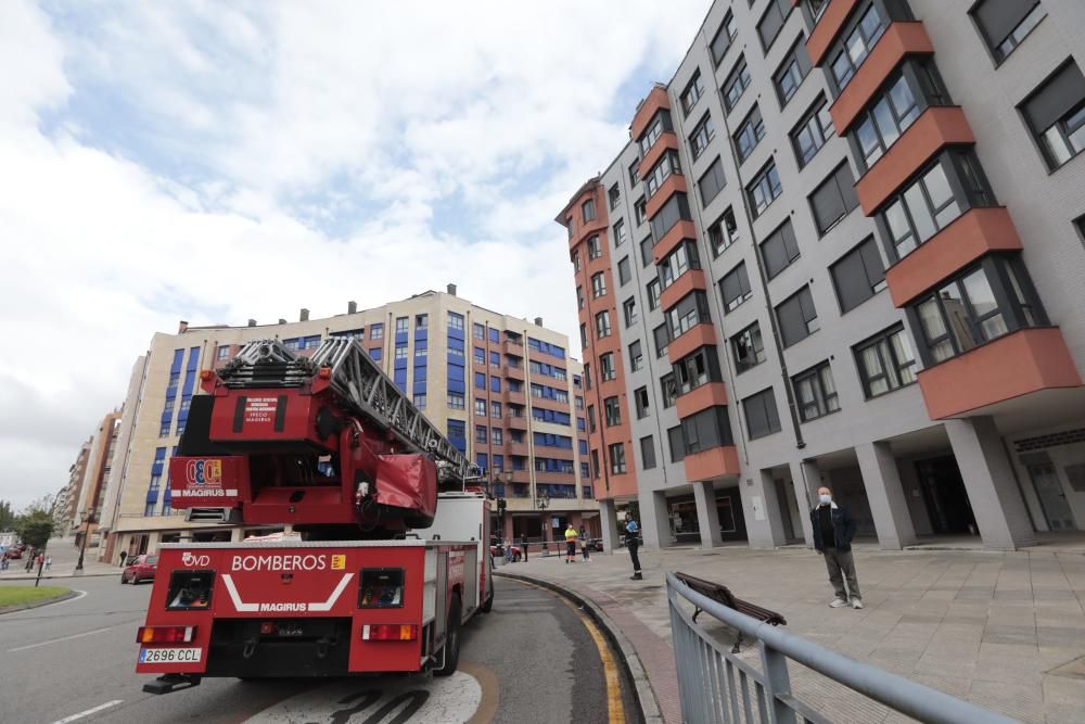 Suceso en Oviedo: Los Bomberos salvan a un hombre en un incendio en La Florida