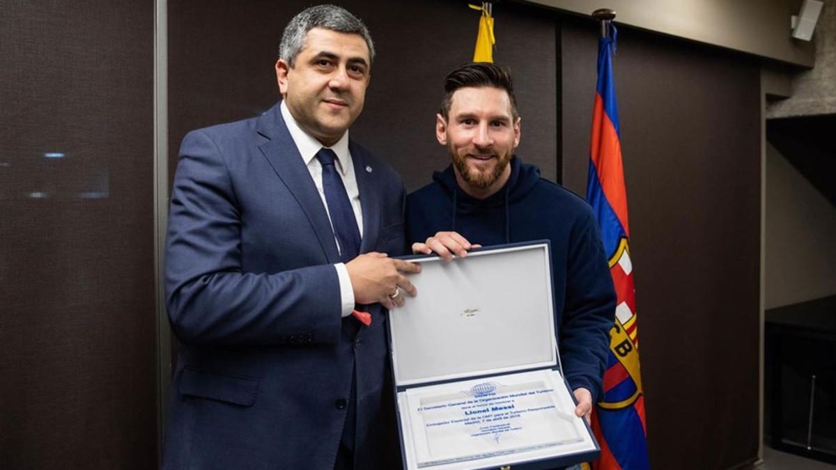 Leo Messi junto a Zurab Pololokashvili en las oficinas del FC Barcelona