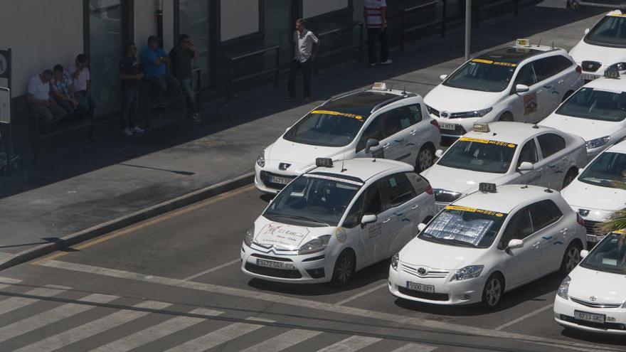 Taxistas esperando cliente en la parada de la estación del AVE de Alicante