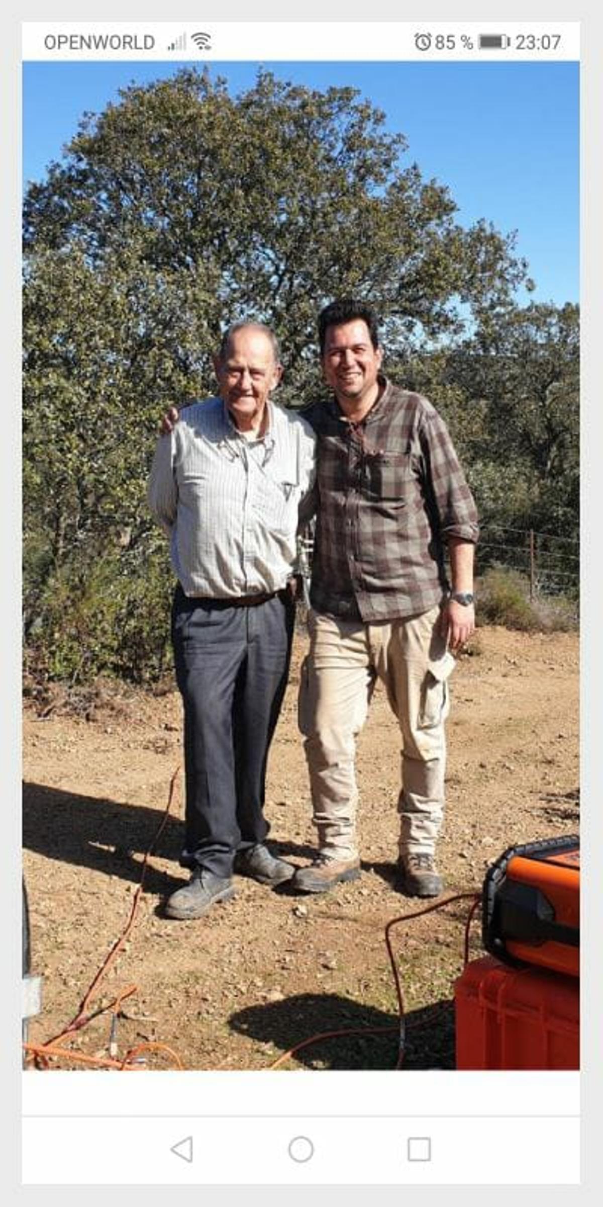 Antonio Delgado con su padre, Miguel Delgado, ambos geólogos.