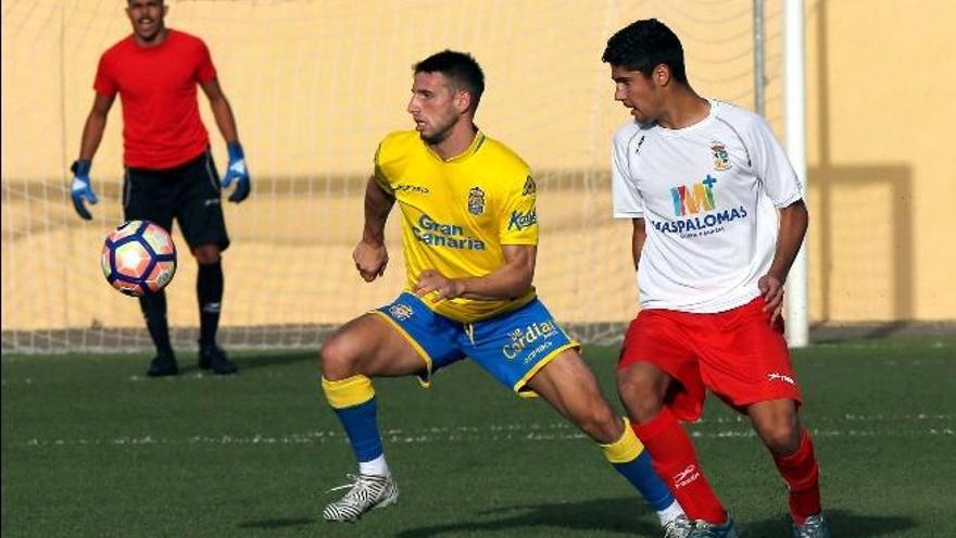 Calleri controla el esférico ante un rival.