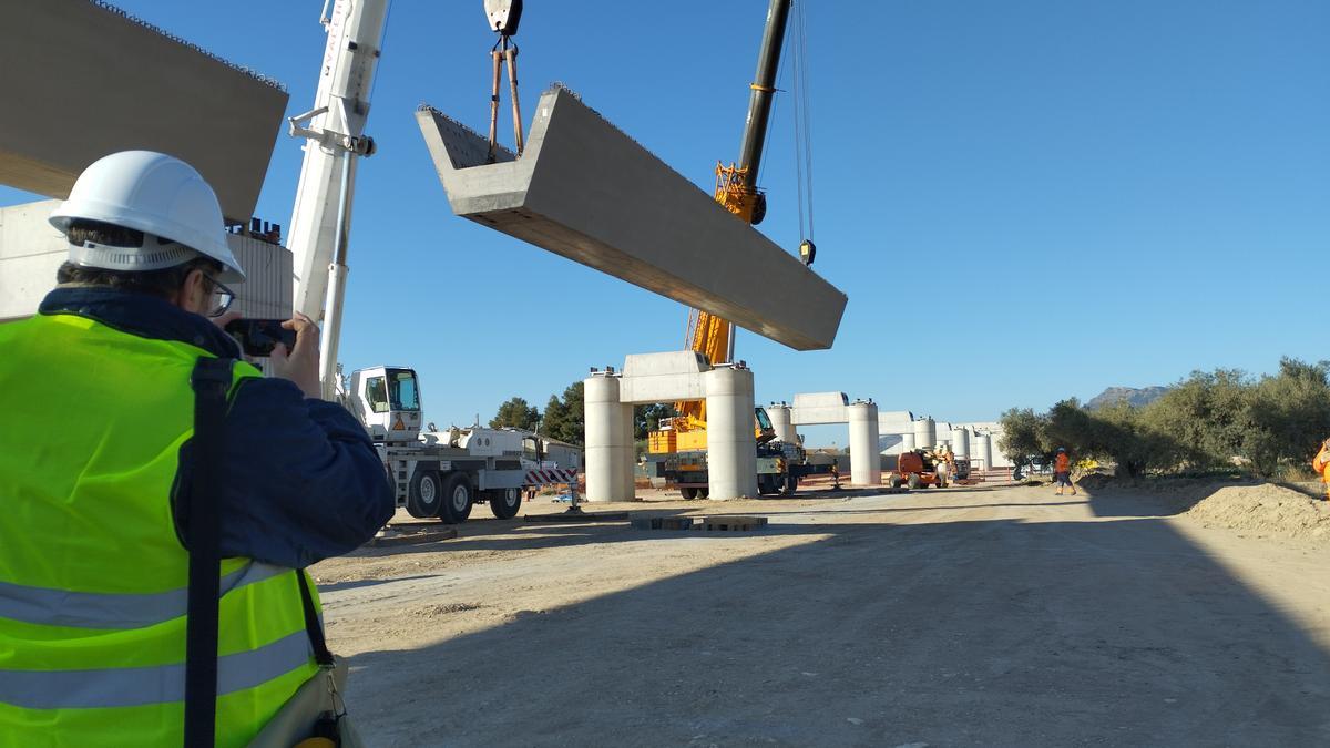 Montaje viaducto de Tercia, en Lorca, sobre el que se instalarán las vías