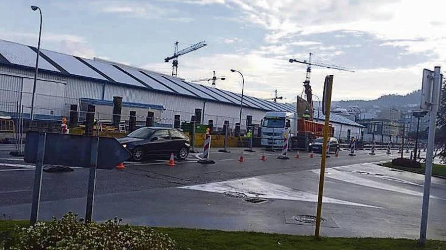 Obras en la avenida de Ourense. // FdV