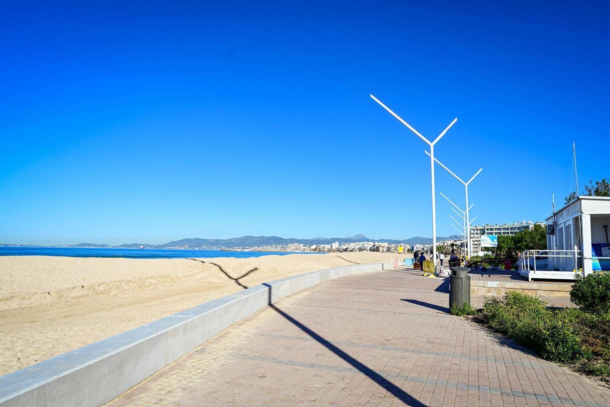 Colocación del nuevo murete en la Platja de Palma.