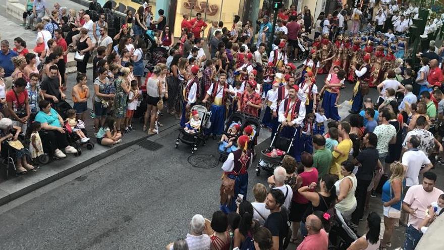El desfile infantil muestra el futuro de los Moros y Cristianos de Elche
