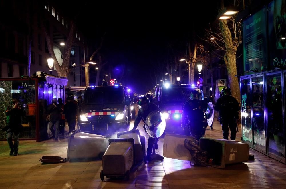 Nova nit de protestes i destrosses a Barcelona per la llibertat de Hasél