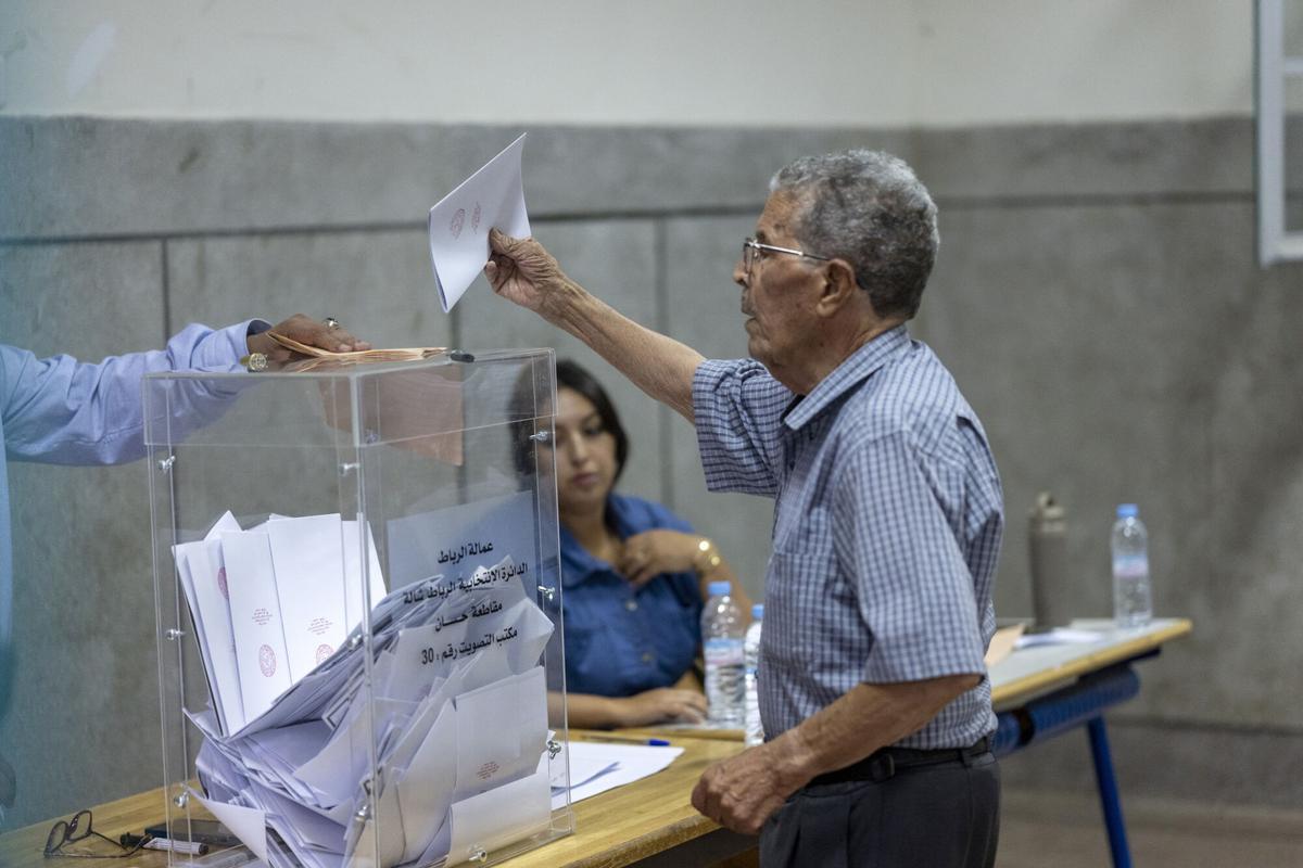 RABAT (Morocco), 23/09/2026.- A man casts his vote at a polling station in Rabat, Morocco, 23 September 2026. Moroccans went to the polls to elect all 395 members of the House of Representatives in parliamentary elections. (Elecciones, Marruecos) EFE/EPA/JALAL MORCHIDI