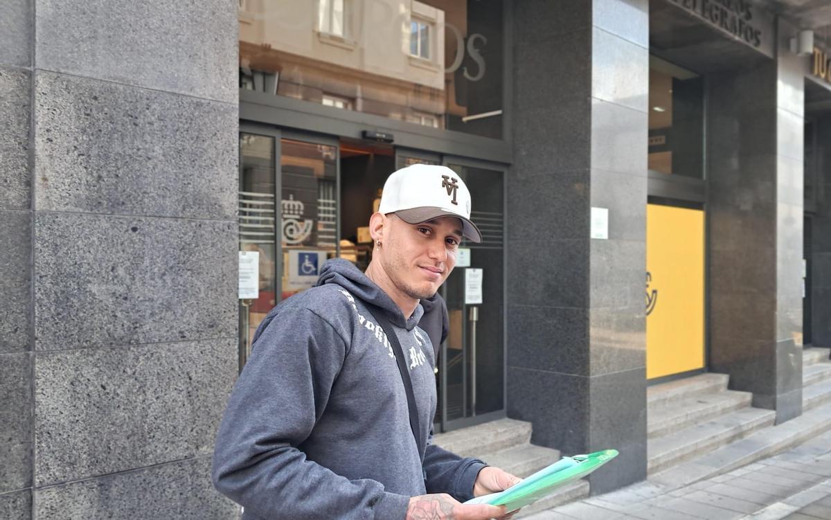 Douglas Díaz en la entrada de la oficina de Correos de la Alonso Quintanilla.