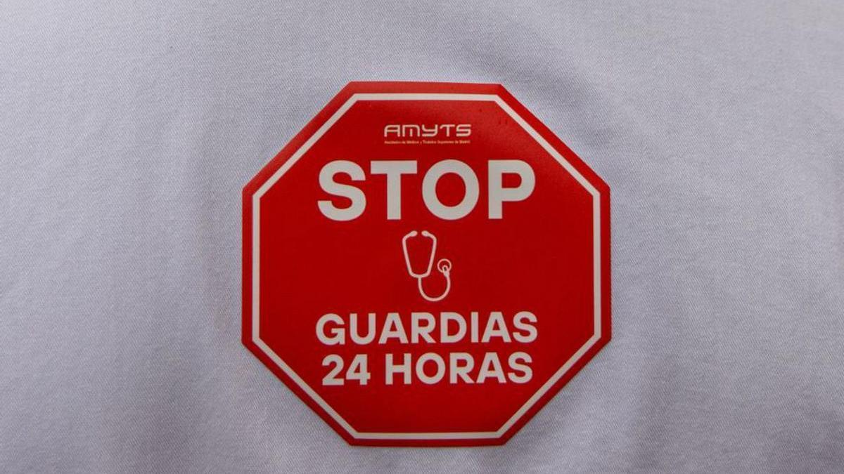 Un participant en la protesta de metges del novembre a Madrid. | DANIEL GONZÁLEZ / EFE