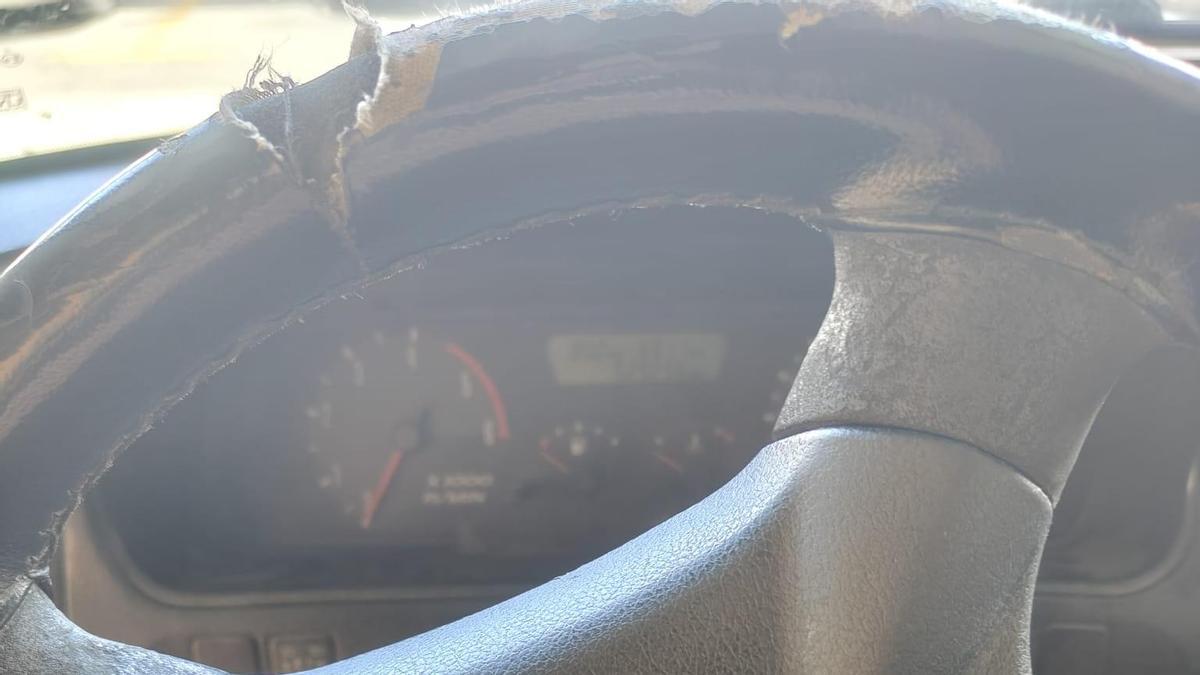 Desperfectos en el volante de un vehículo de la Benemérita.