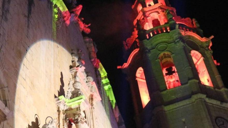 Alcalà de Xivert ilumina con leds de colores su monumental campanario