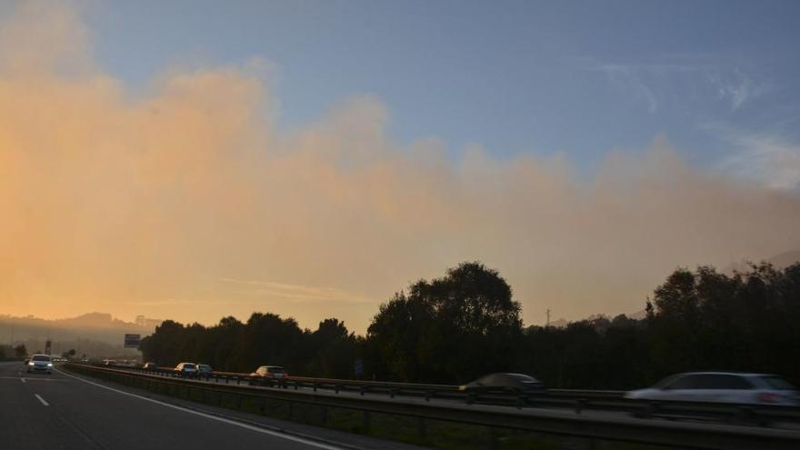 Los bomberos luchan contra el fuego en el Monte Areo