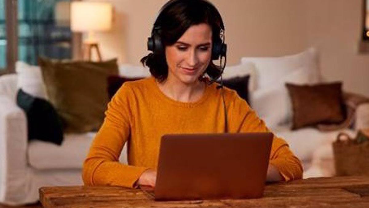 Una mujer teletrabajando desde su casa.