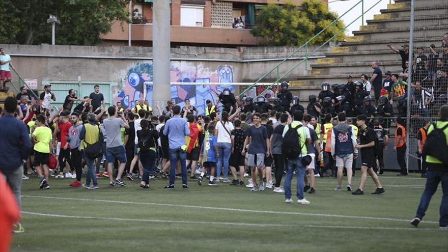 Agresión de ultras, bus apedreado e invasión