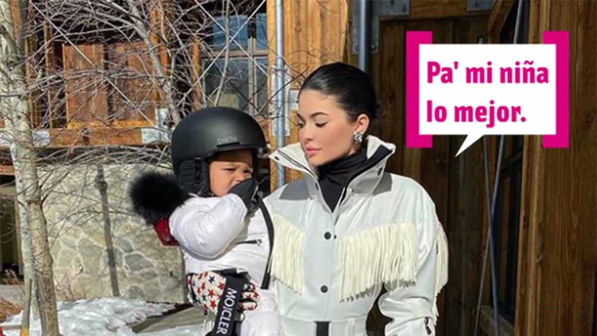 Kylie Jenner y Stormi posando juntas en la nieve