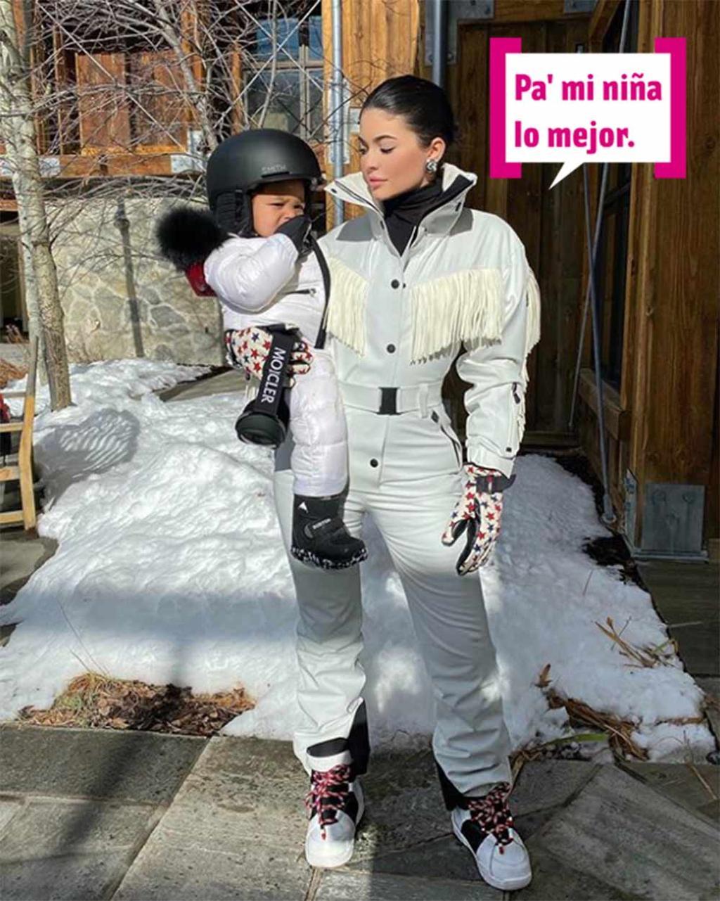 Kylie Jenner y Stormi posando juntas en la nieve