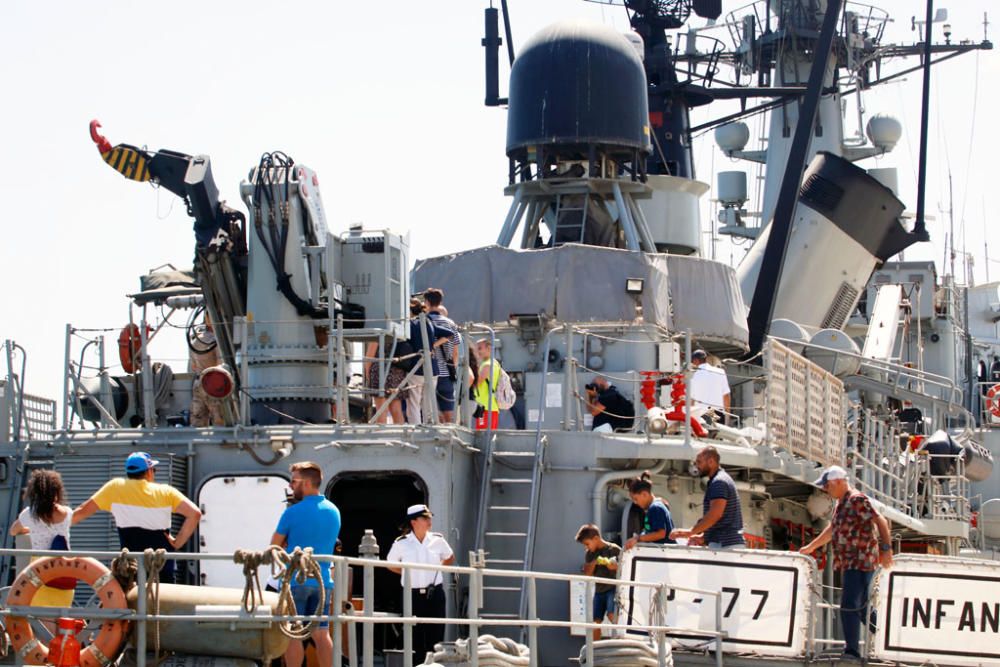 El buque de la Armada 'Infanta Cristina' abre sus puertas al público durante los dos días que estará atracado en el muelle dos del Puerto de Málaga.