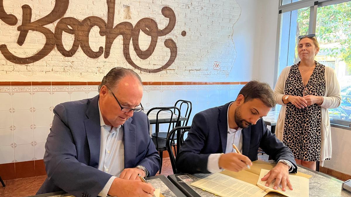 José Vicente Morata y Alejandro Ramon firman el convenio.