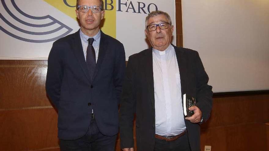 El filósofo y teólogo Francesc Torralba, con el sacerdote y periodista Alberto Cuevas. // R. Grobas