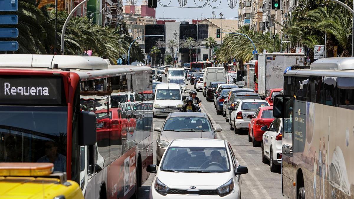 Autobuses circulando por la avenida de la Estación tras el comienzo de las obras en Alicante