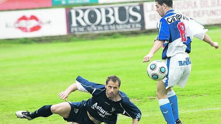 Sergio Sánchez, caído en el suelo, ante el jugador del Tuilla Edu.