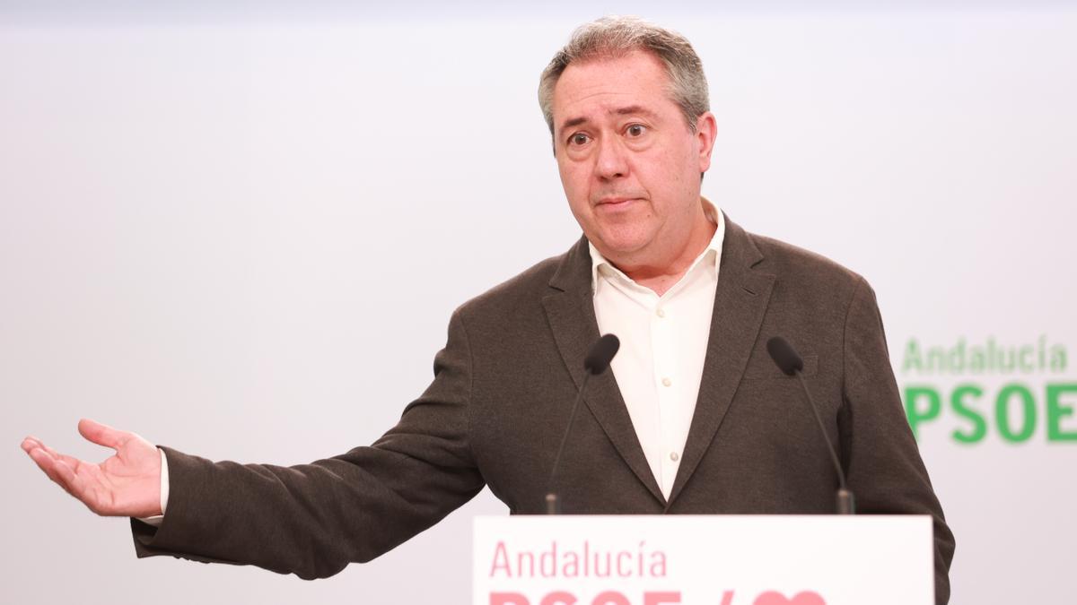 El secretario general del PSOE de Andalucía, Juan Espadas, atiende a los medios de comunicación en la sede del PSOE-A.
