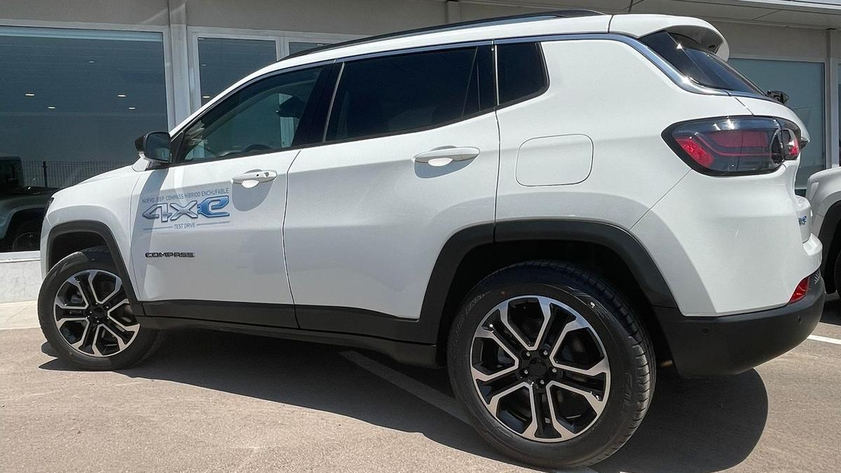 El Jeep Compass 4xe con una autonomía eléctrica de 40 kilómetros, ya se puede probar en Automóviles Nemesio.