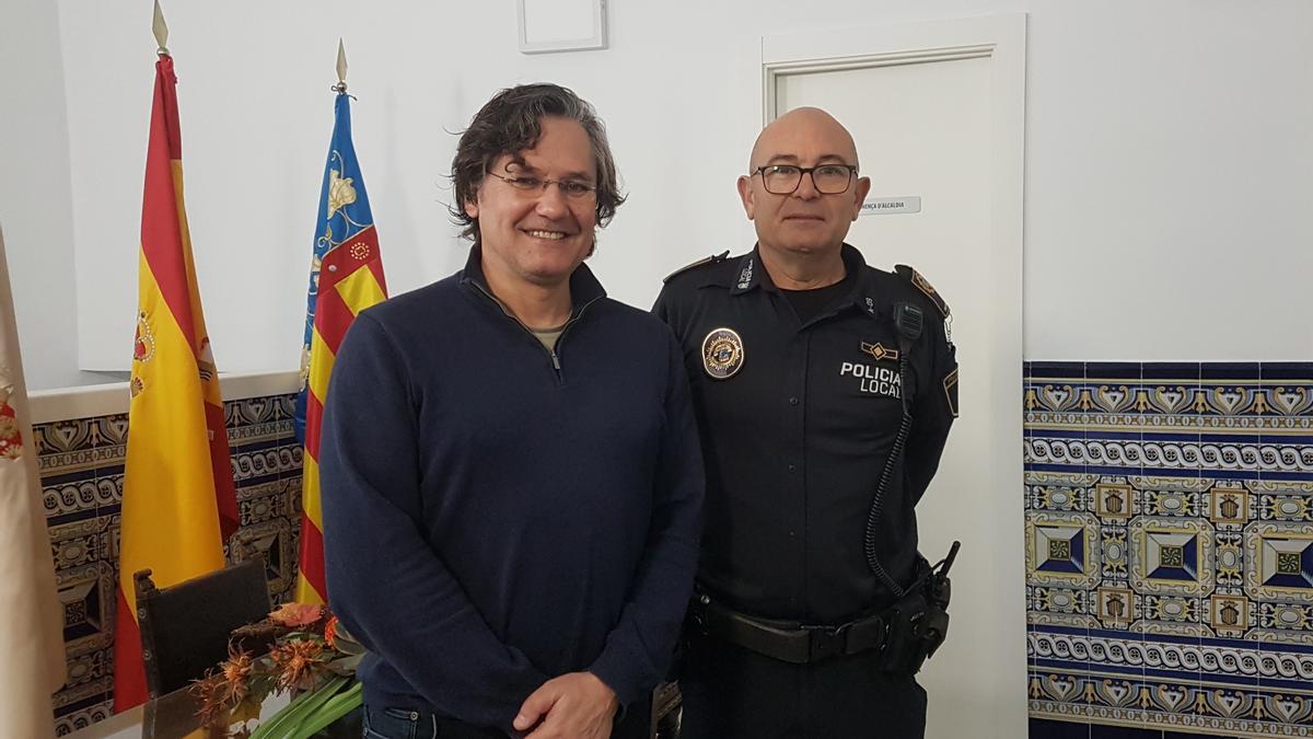El alcalde con el nuevo jefe de policía de Meliana