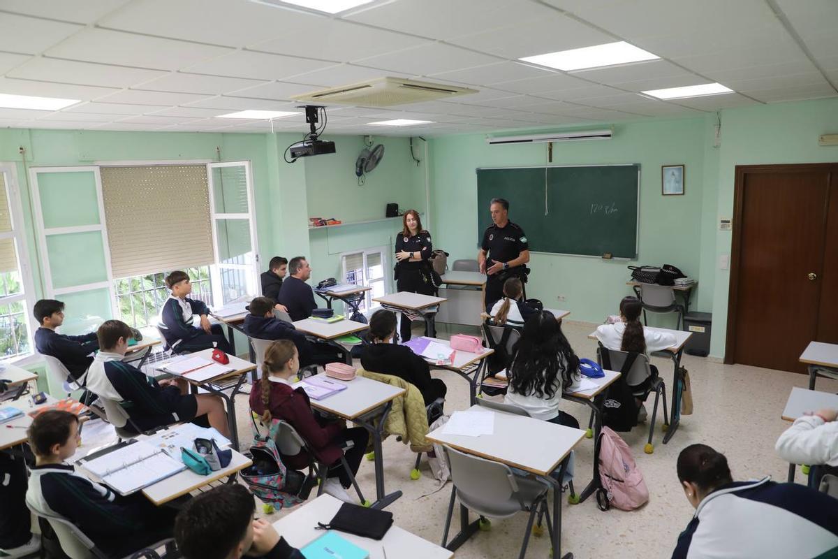 Charla del programa Agente Tutor en un colegio de Córdoba.